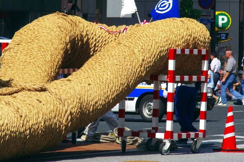 The end of the male rope faces East The end of the male rope faces East