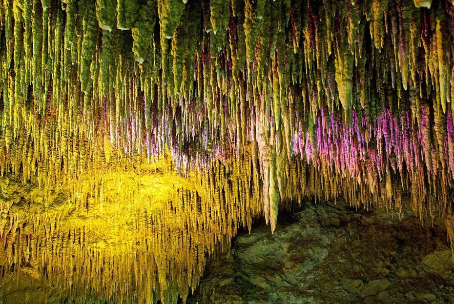 Special lighting illuminates the stalactites. Special lighting illuminates the stalactites.