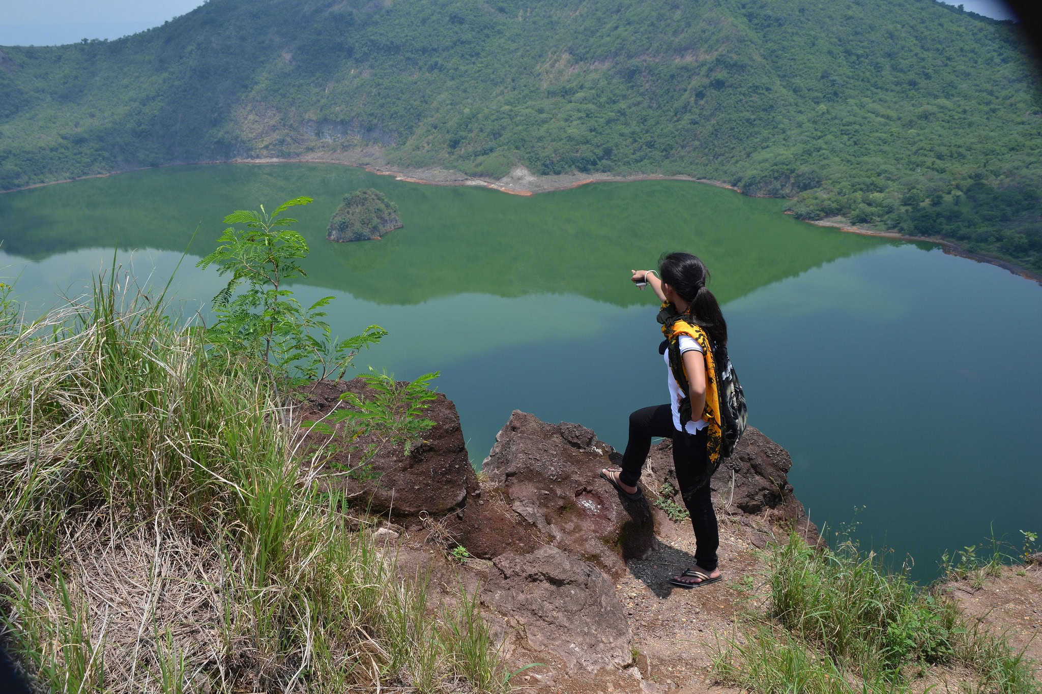 The tiny green island in the crater lake is Vulcan Point, the world's smallest volcano (photo: Shankar S.)