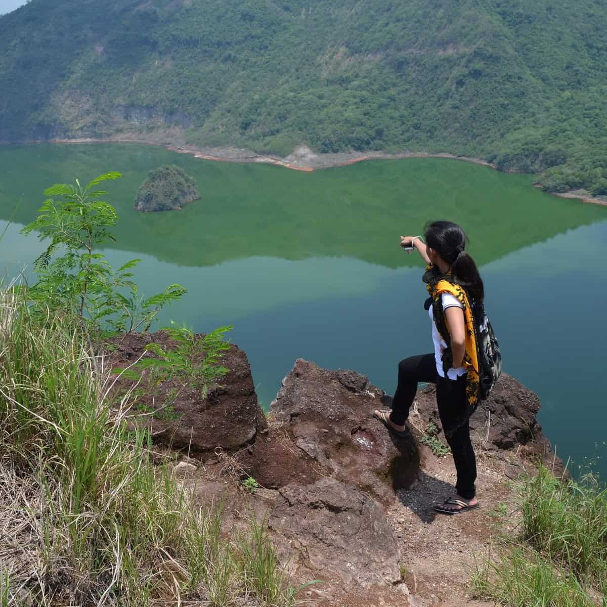 The little green island in the crater lake is the world's smallest volcano (photo: Shankar S.)