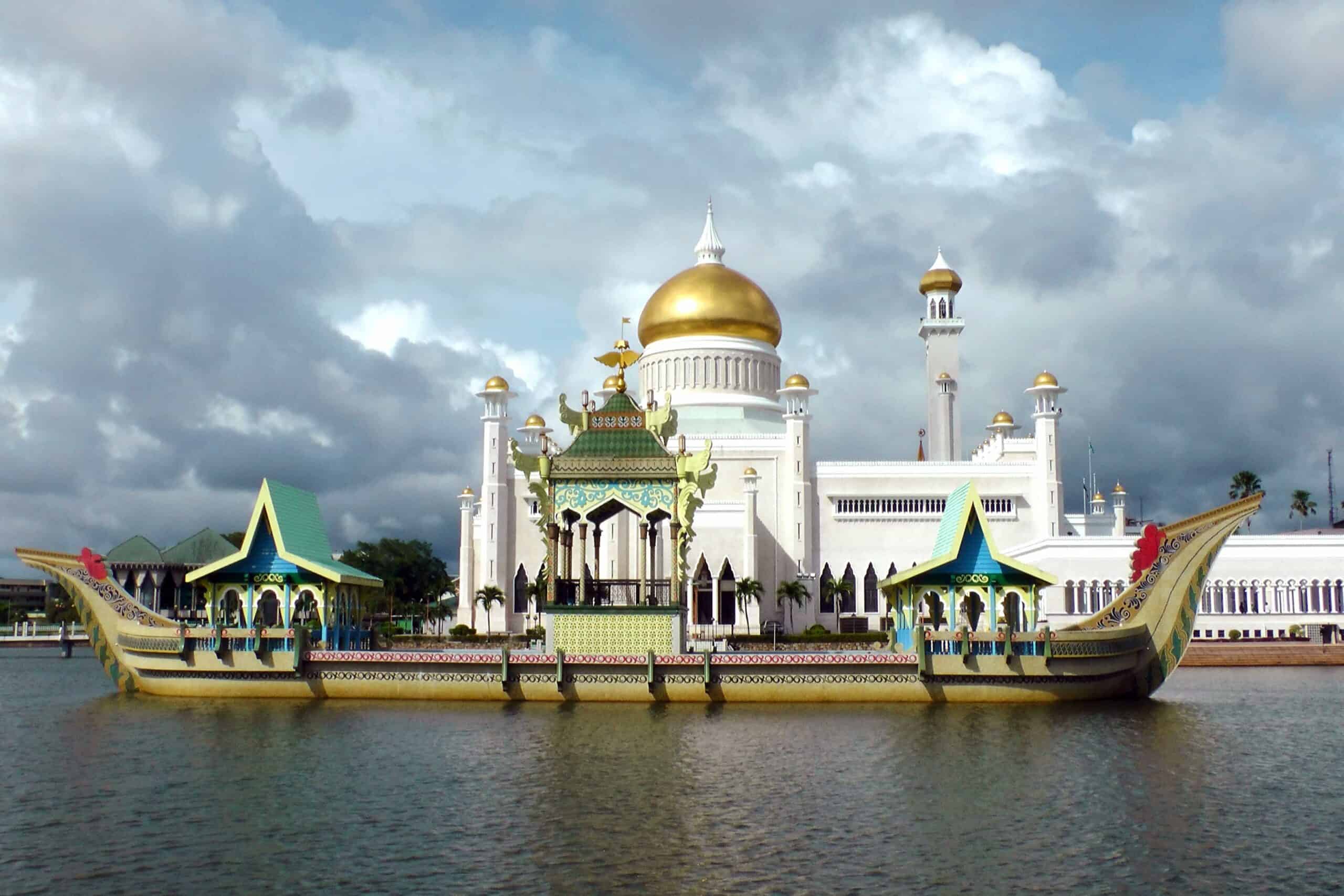 Ship and mosque in Bandar Seri Begawan, Brunei (photo: vyngor, Pixabay).
