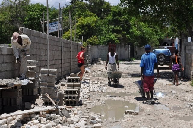 Volunteering in Haiti (Photo by edvolunteers)