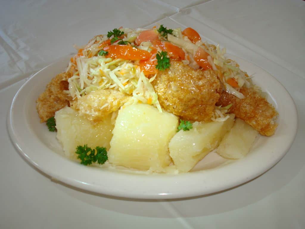 Vigoron: cabbage salad known as curtido (chopped cabbage, tomatoes, onions, chili pepper marinated in vinegar and salt), boiled cassava and chicharrones (fried pork with skin or with meat) wrapped in banana leaf.