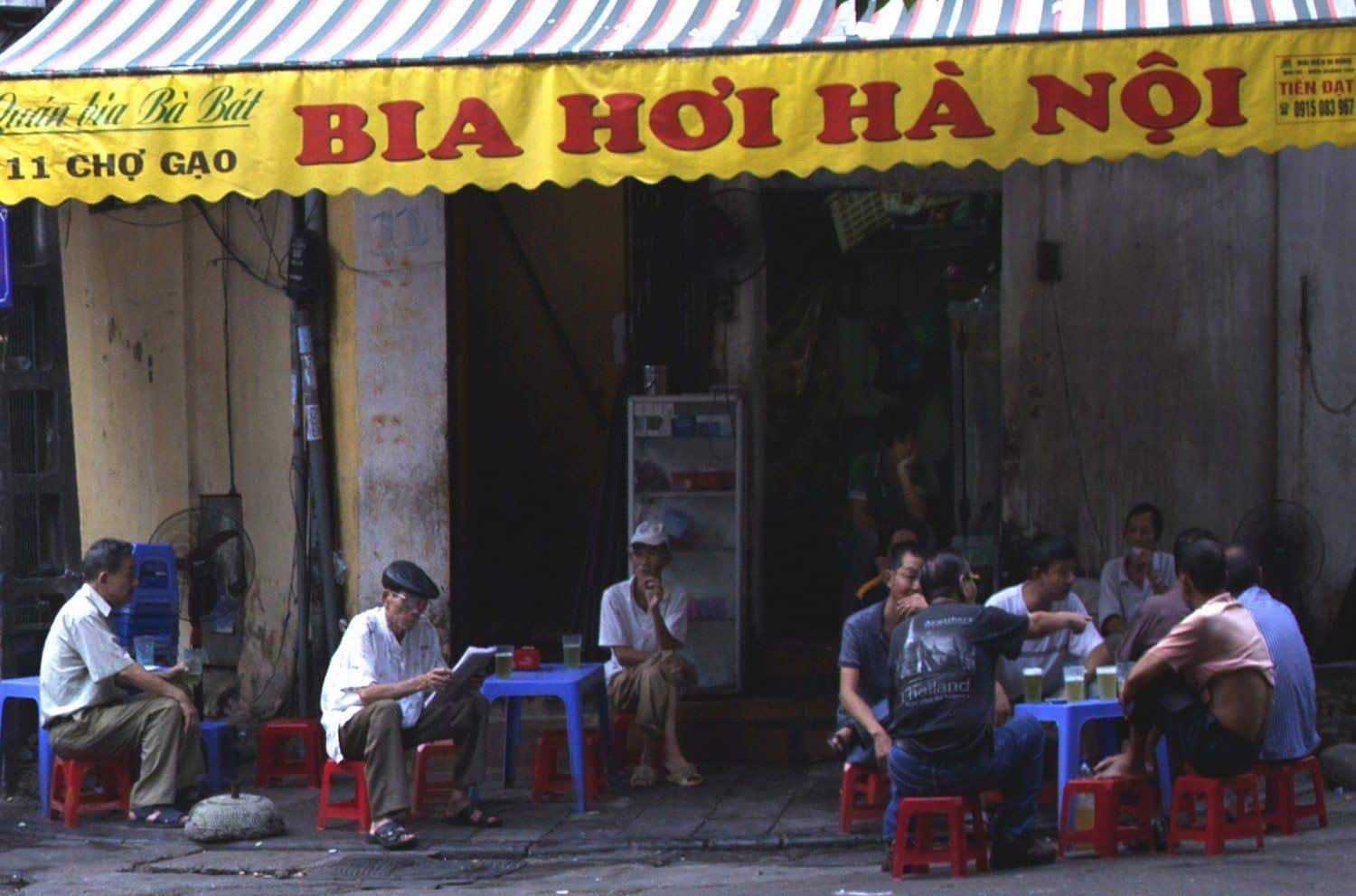 Suppin' on Bia Hoi in Hanoi. Image source: https://www.flickr.com/photos/ee_biggs/10806549963/