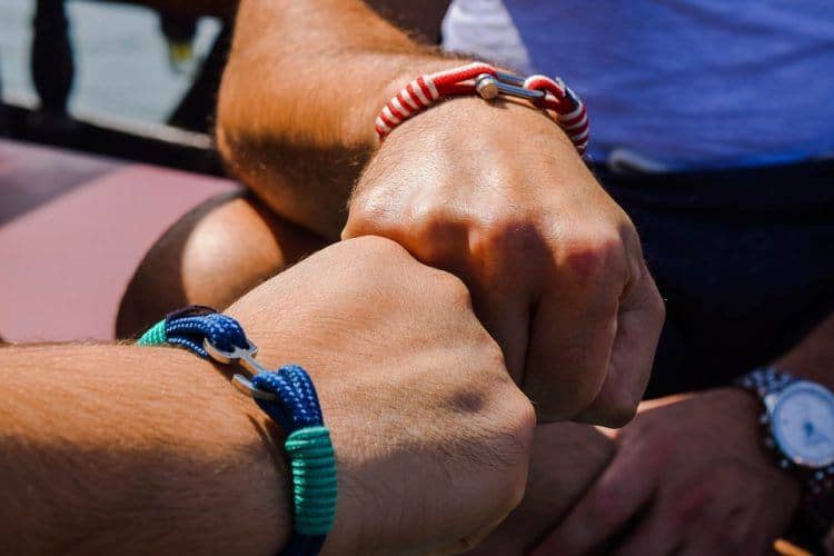 Having someone to share experiences with, makes all the difference (photo: Max Pixel)