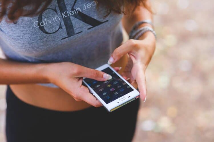 Staying in close contact with people at home, going on adventures and reading tons of books - here's how to stay sane while living overseas. (photo: kaboompics, Pixabay)