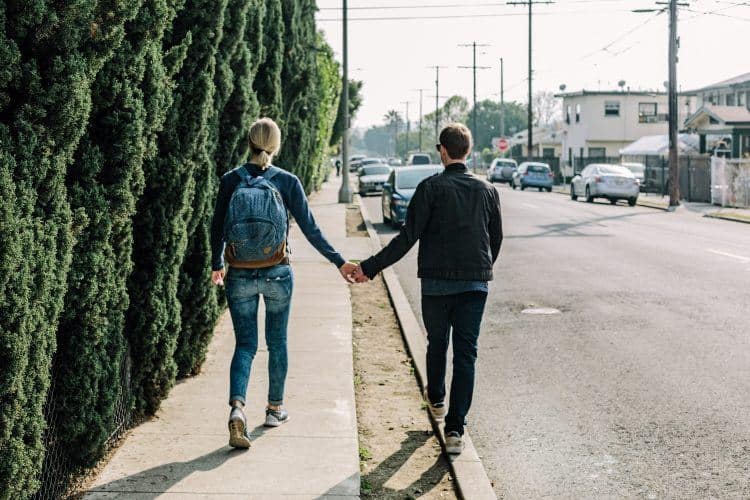 Boy meets girl (photo: Vladimir Kudinov, Pexels)