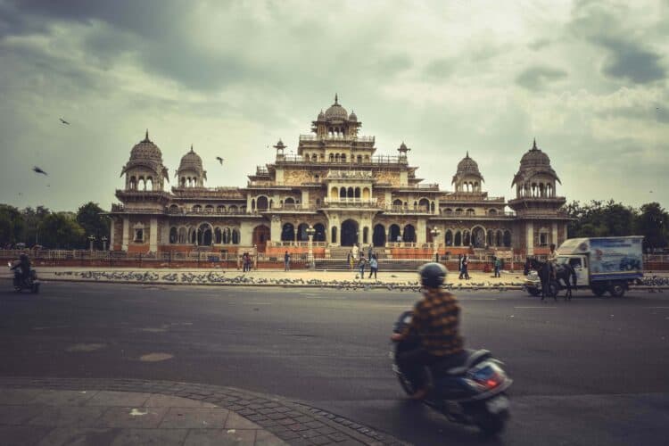 On the road in Jaipur (photo: AdventureTravelTrip, Pixabay)