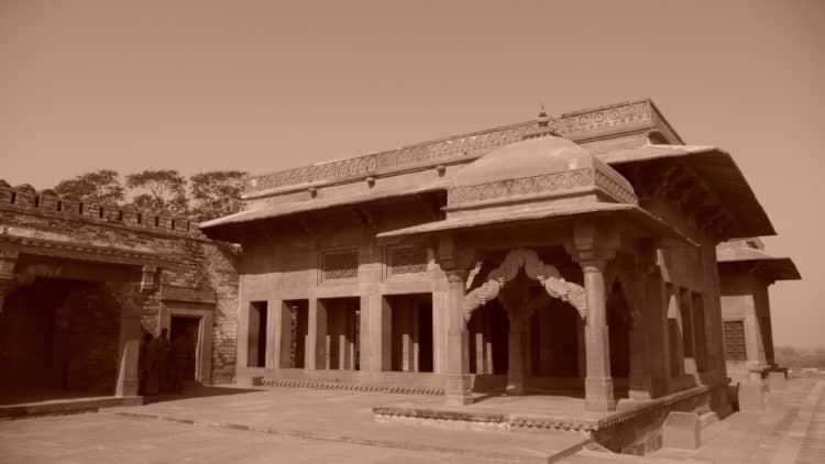 Temple (photo: delGana, Pixabay)