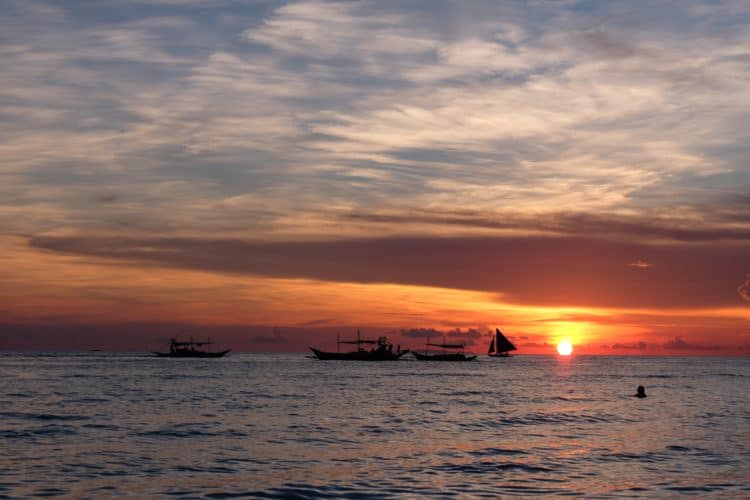 Sunset in the Philippines (photo: Alyssa Reyes, Pixabay)