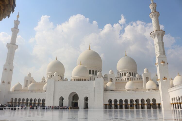 Mosque in Abu Dhabi (photo: Nikul Patel, Pixabay)