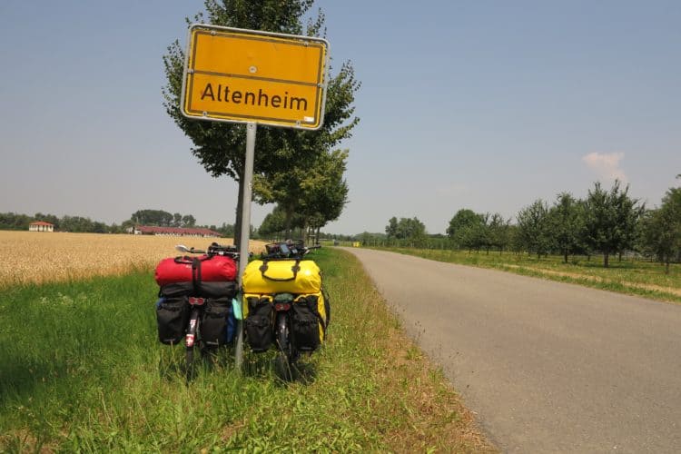Bicycle touring in Germany (photo: MissVip, Pixabay)