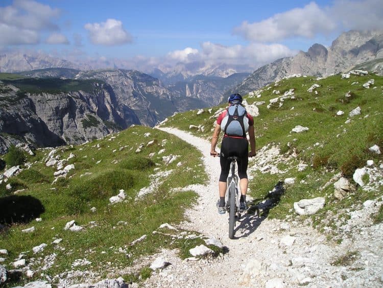Mountain biking in the Italian Dolomites (photo: Simon Steinberger, Pixabay)