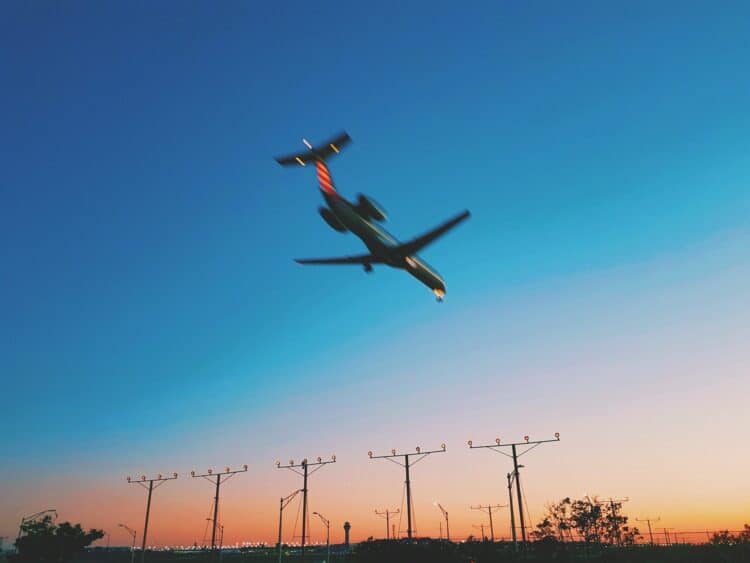 Plane landing at Chicago O'Hare International Airport (photo: Paul Bienek, Unsplash)