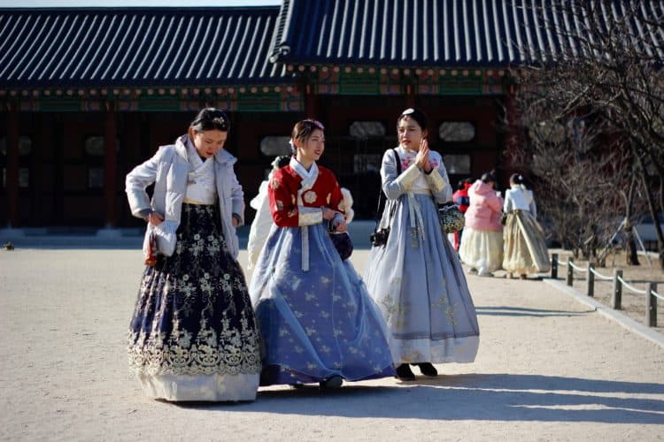 Korean women (photo: Kseniya Petukhova, Unsplash)
