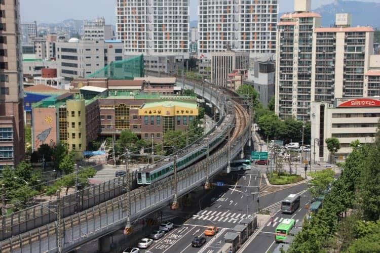 Train in South Korea (photo: yubong Jenog, Pixabay)
