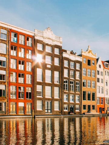 Amsterdam buildings and canal (photo: Javier M).