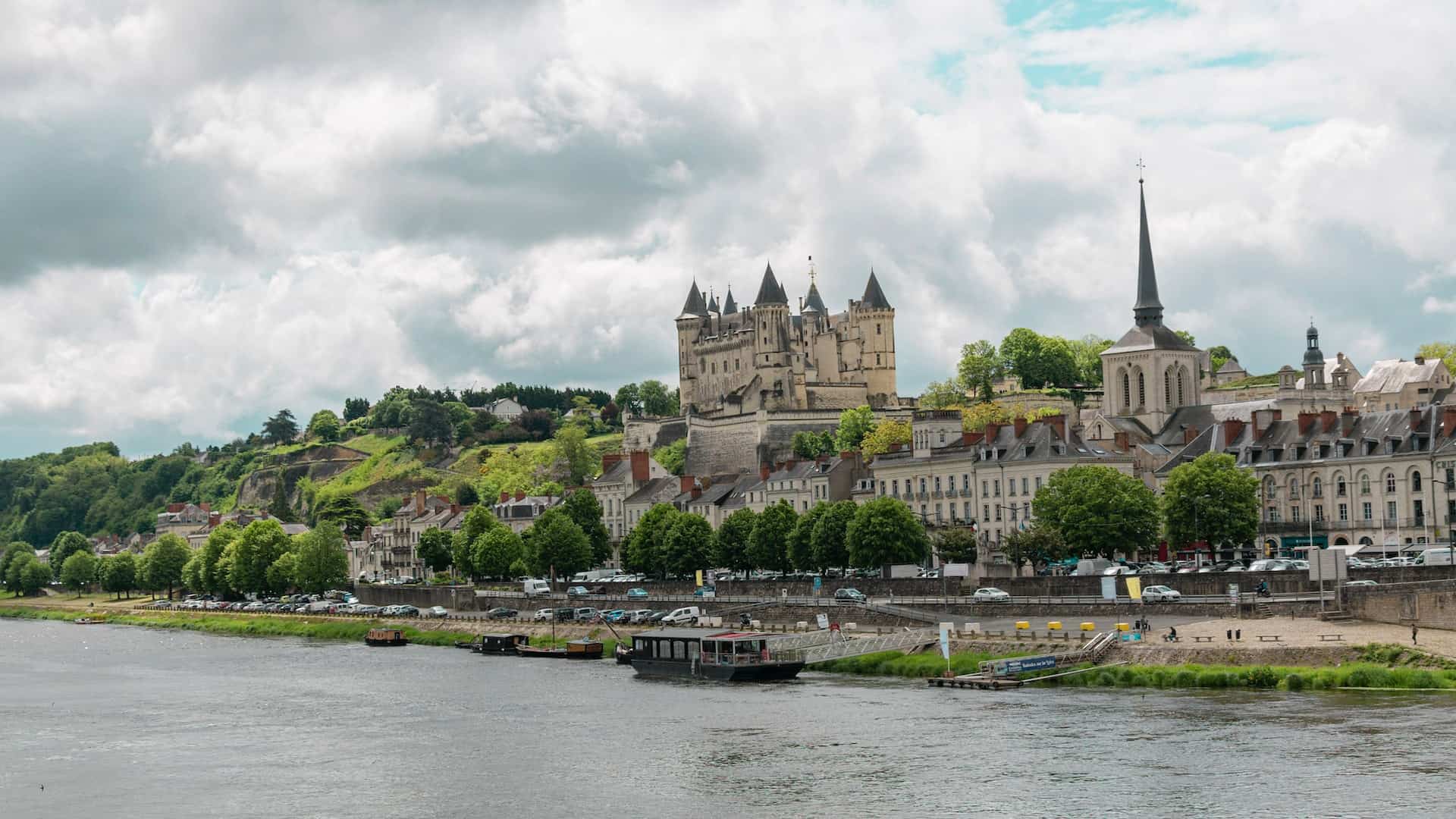 Town of Saumur in Loire Valley (photo: Andréa Villiers)