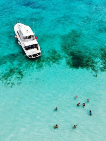 A yacht and swimmers off El Cielo (photo: Fernando Jorge).