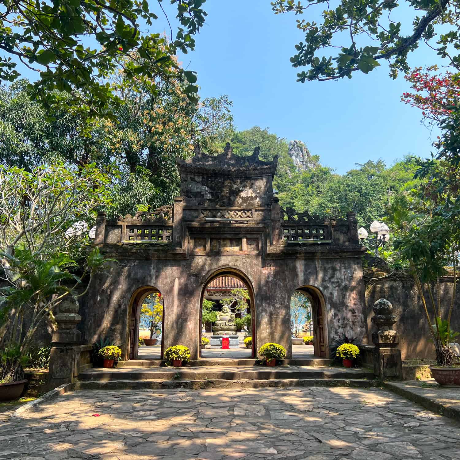 Entrance to Tam Thai Pagoda (photo by Dave Lee)