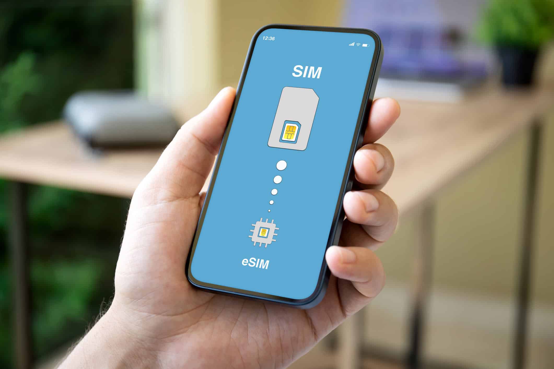 Man holding a smartphoneo with eSim display (photo: iStock by Getty Images license)