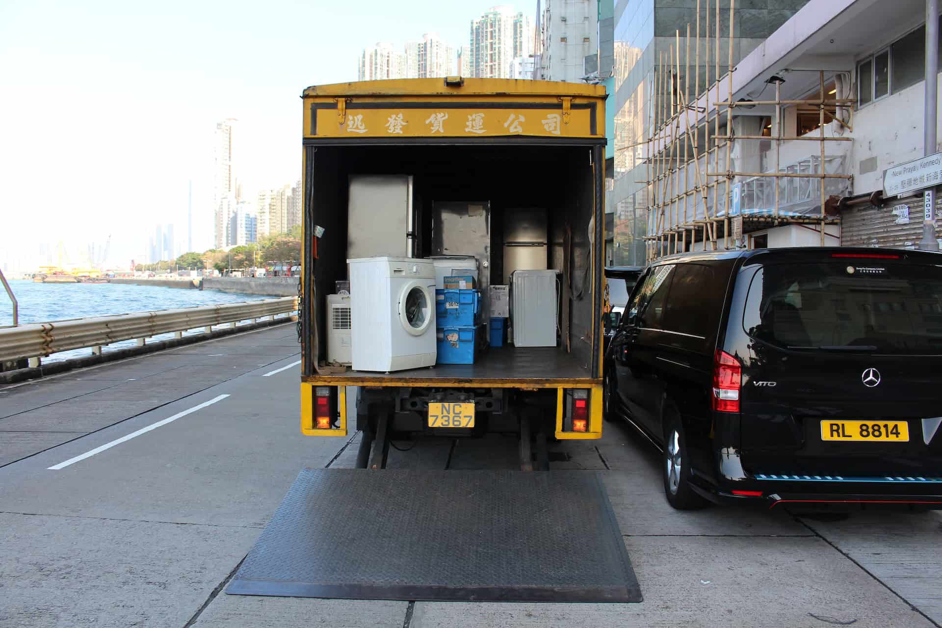 Choosing a moving company wisely can save you a lot of money. (photo: Theo Dorp, Unsplash)