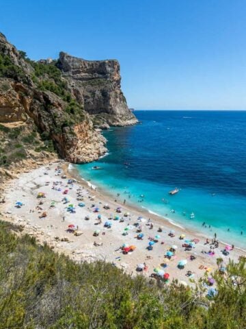 Cala del Moraig beach in Spain (photo: Eduardo Kenji Amorim).