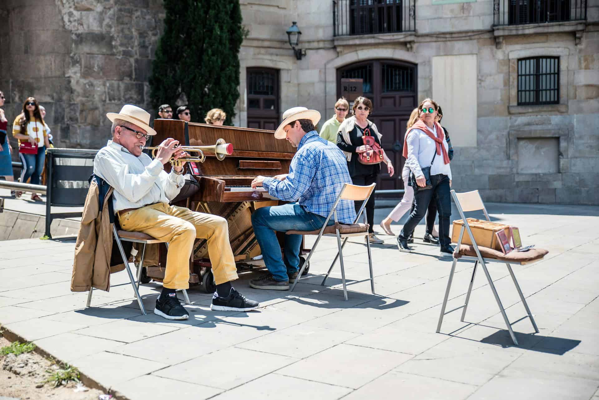 Street performers in Cathedral Square, Barcelona (photo: Richard Hewat)
