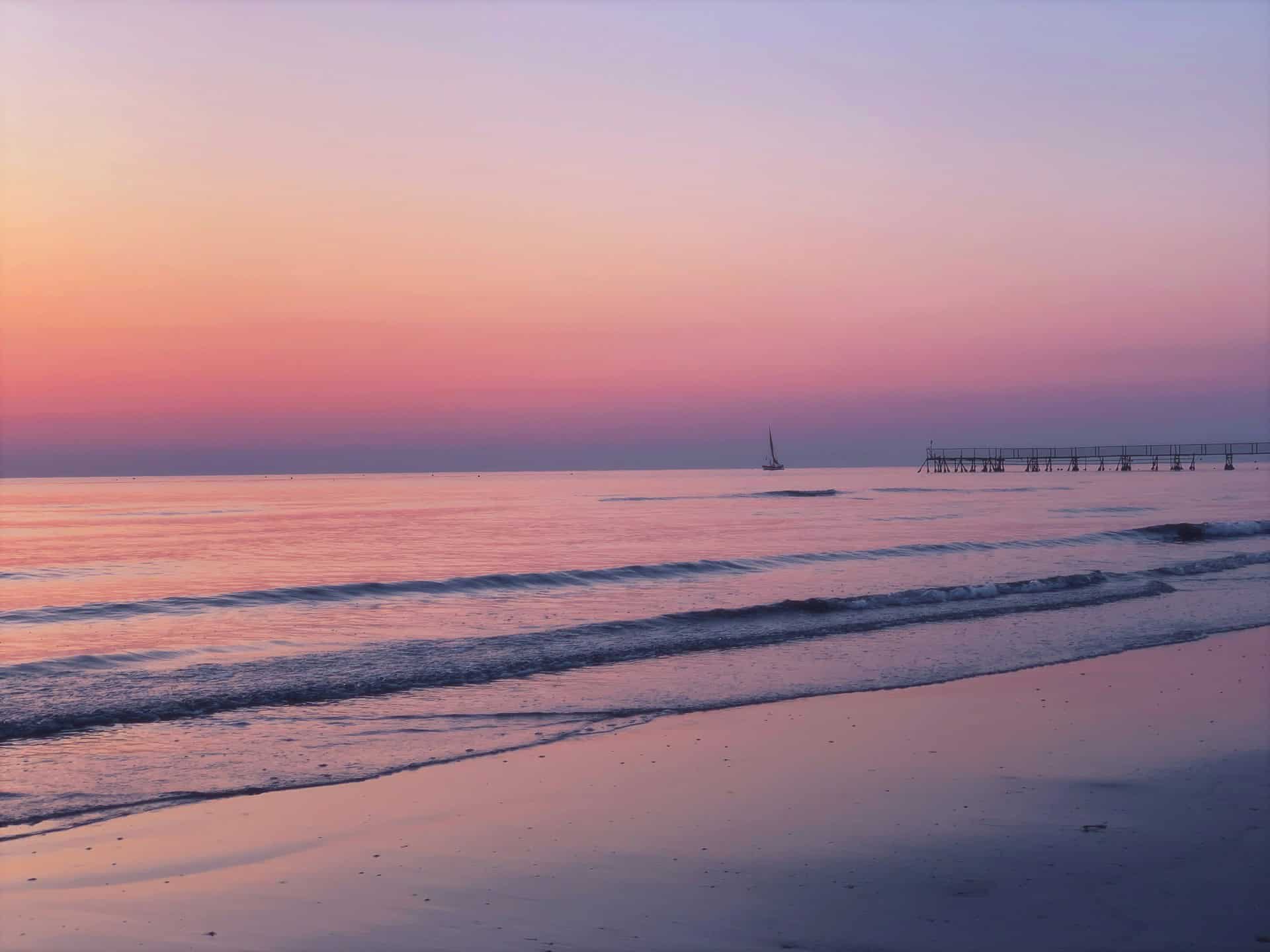 Sunrise on a beach in Rimini (photo: Fabio Tura)