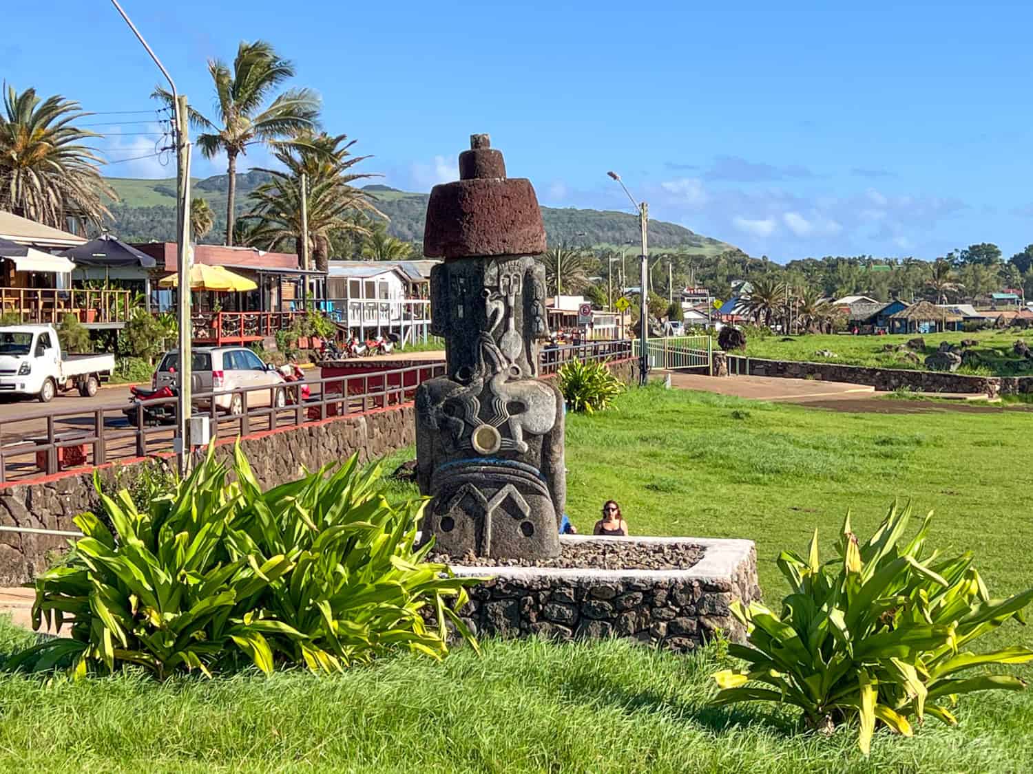 The carved back of the Moai de la Paz (Peace Moai).