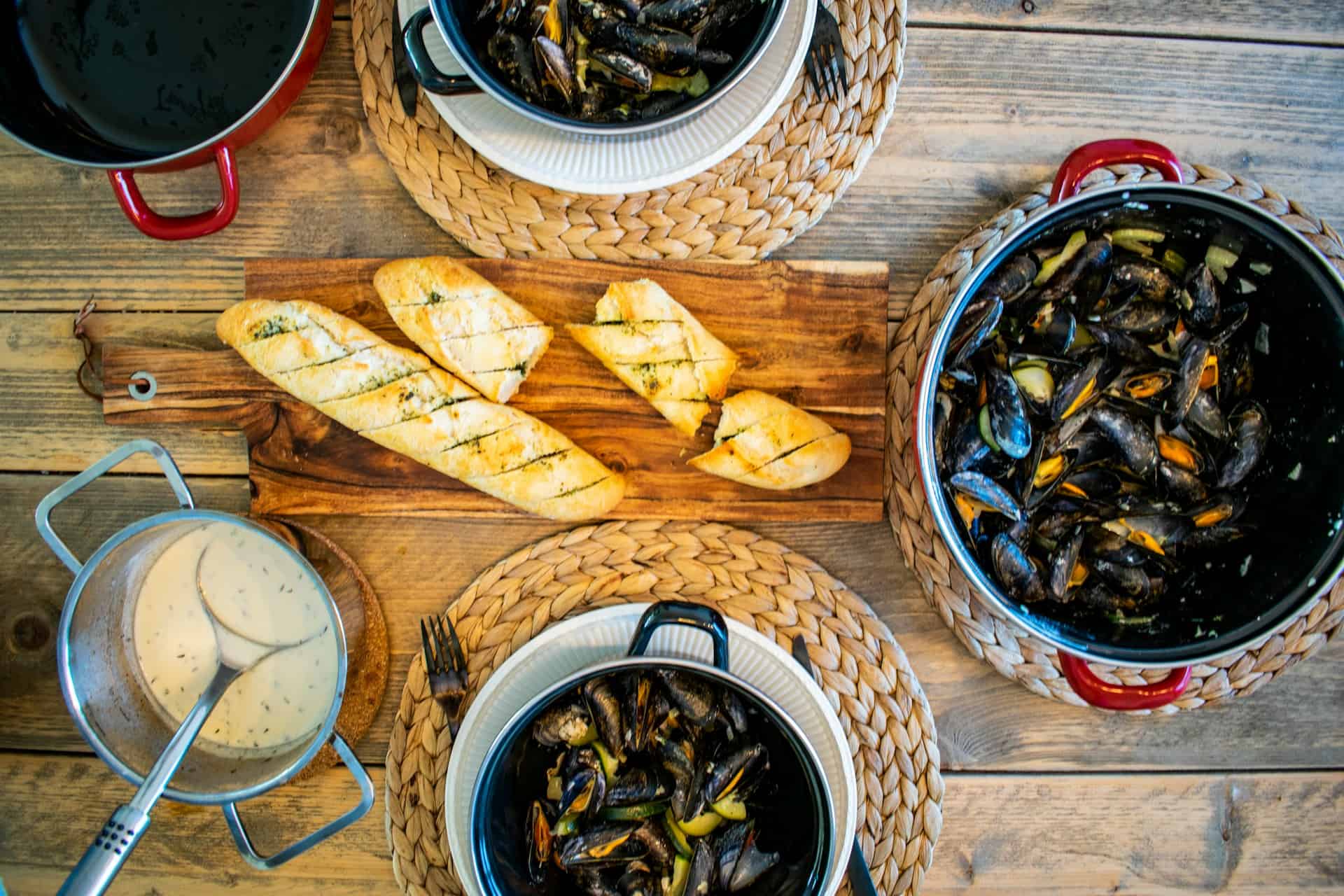 Cooked mussels with bread (photo: Paul Einerhand).