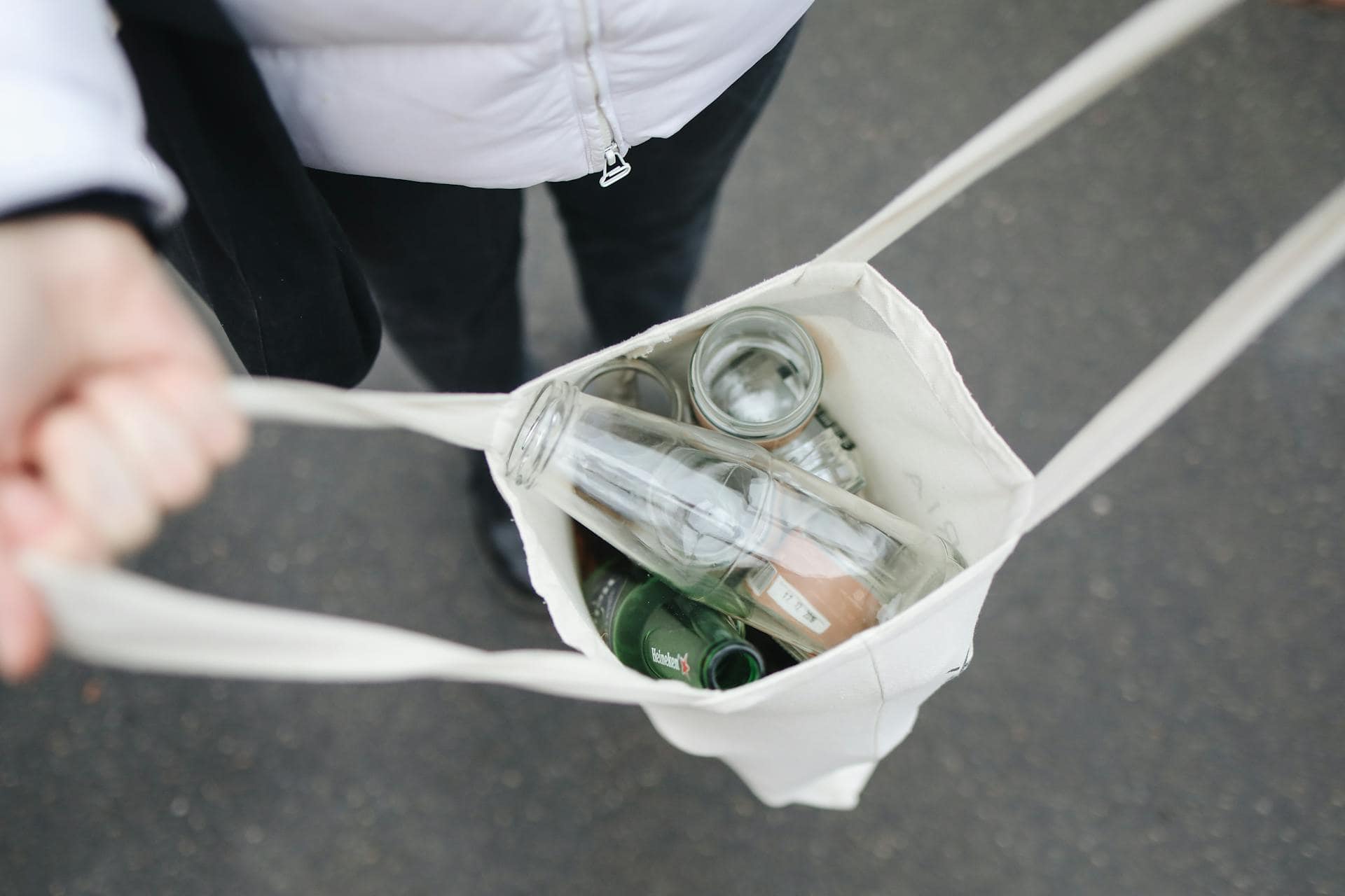 Collecting glass bottles (photo: Polina Tankilevitch)