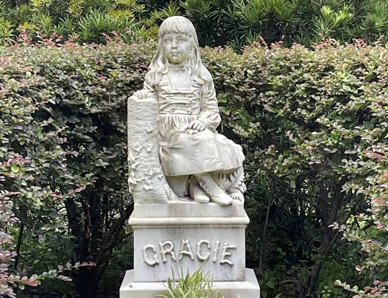 Statue of Little Gracie Watson (photo by US Ghost Adventures).