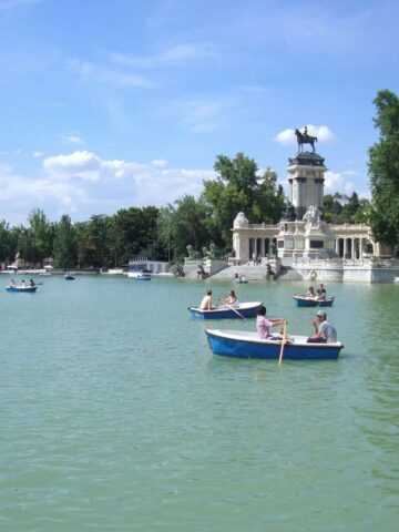 Boating at El Retiro (photo: Lynn Van den Broeck).