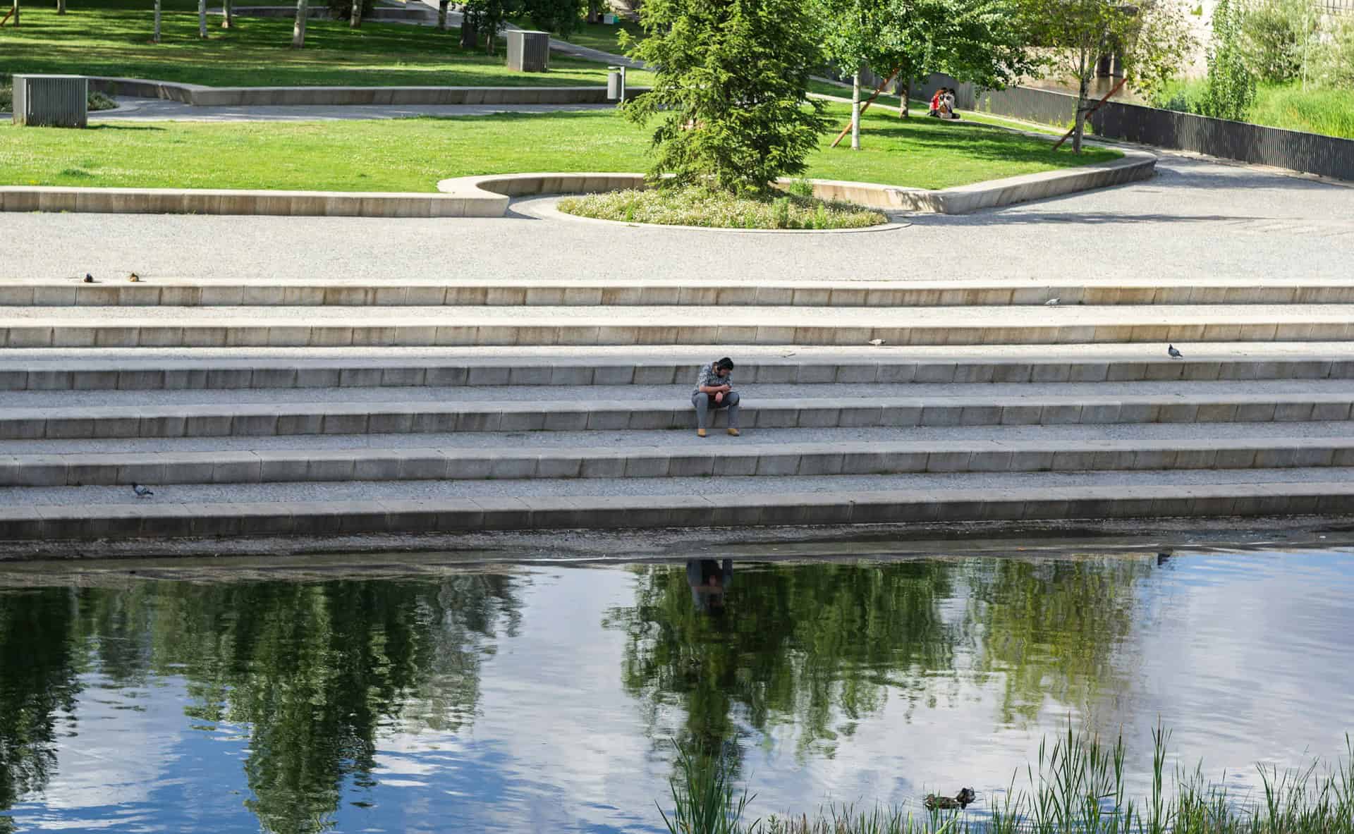 Man sitting in Madrid Río park (photo: Mari Vlassi).