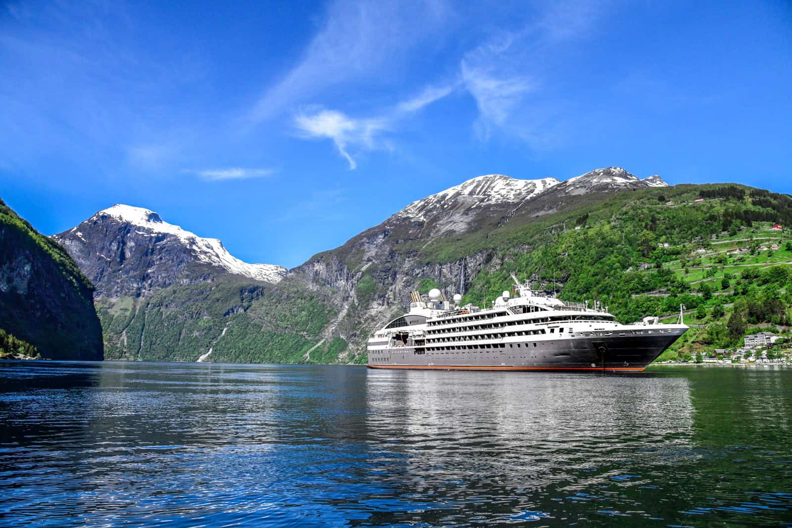 A Ponant cruise ship navigates the Norwegian fjords (photo credit: ©StudioPONANT-Noémie WATEL).