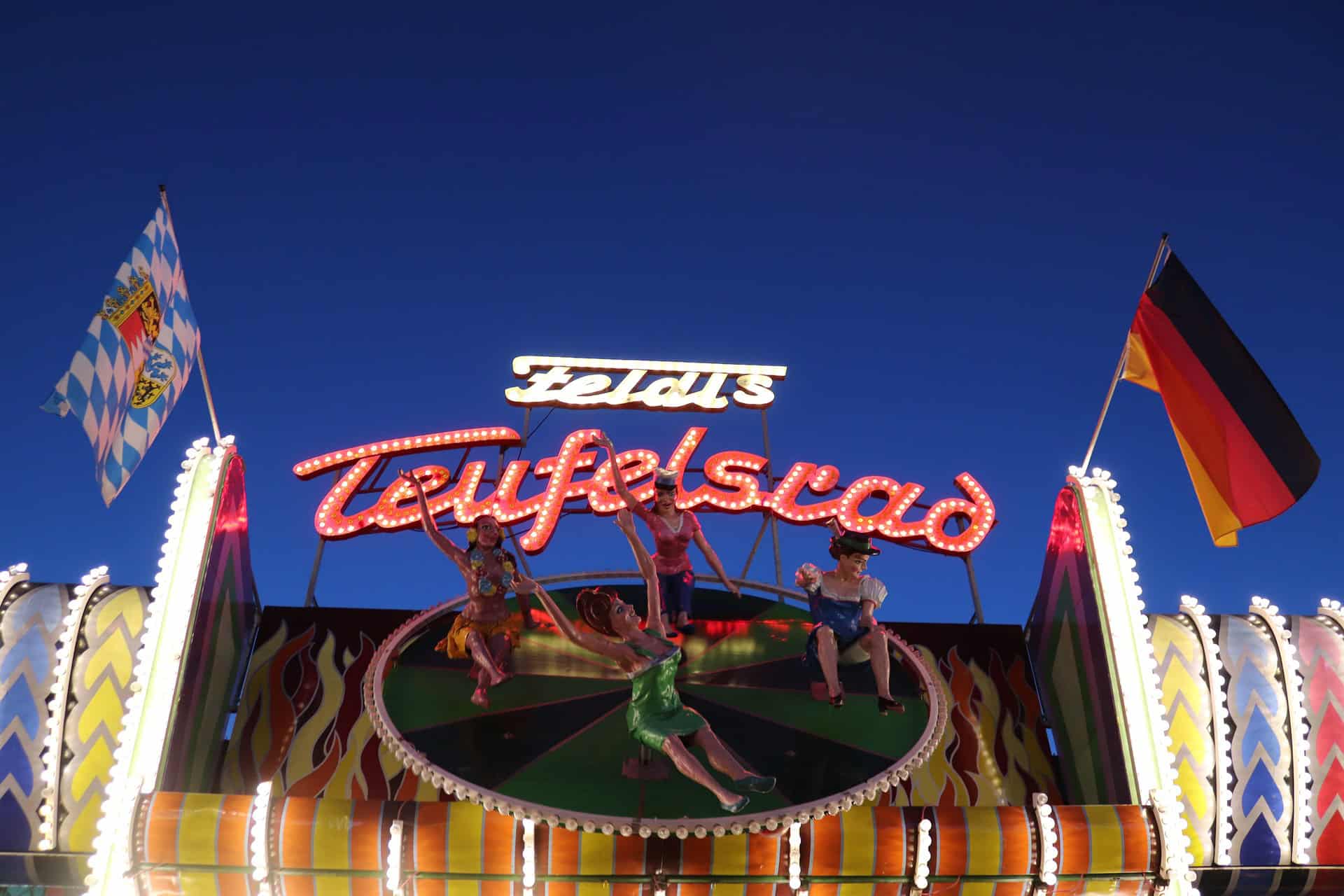 Feldl's Teufelsrad, an amusement park ride at Oktoberfest in Munich (photo: Birgit).