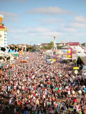 Crowds enjoying Oktoberfest in Munich (photo: Pexels).