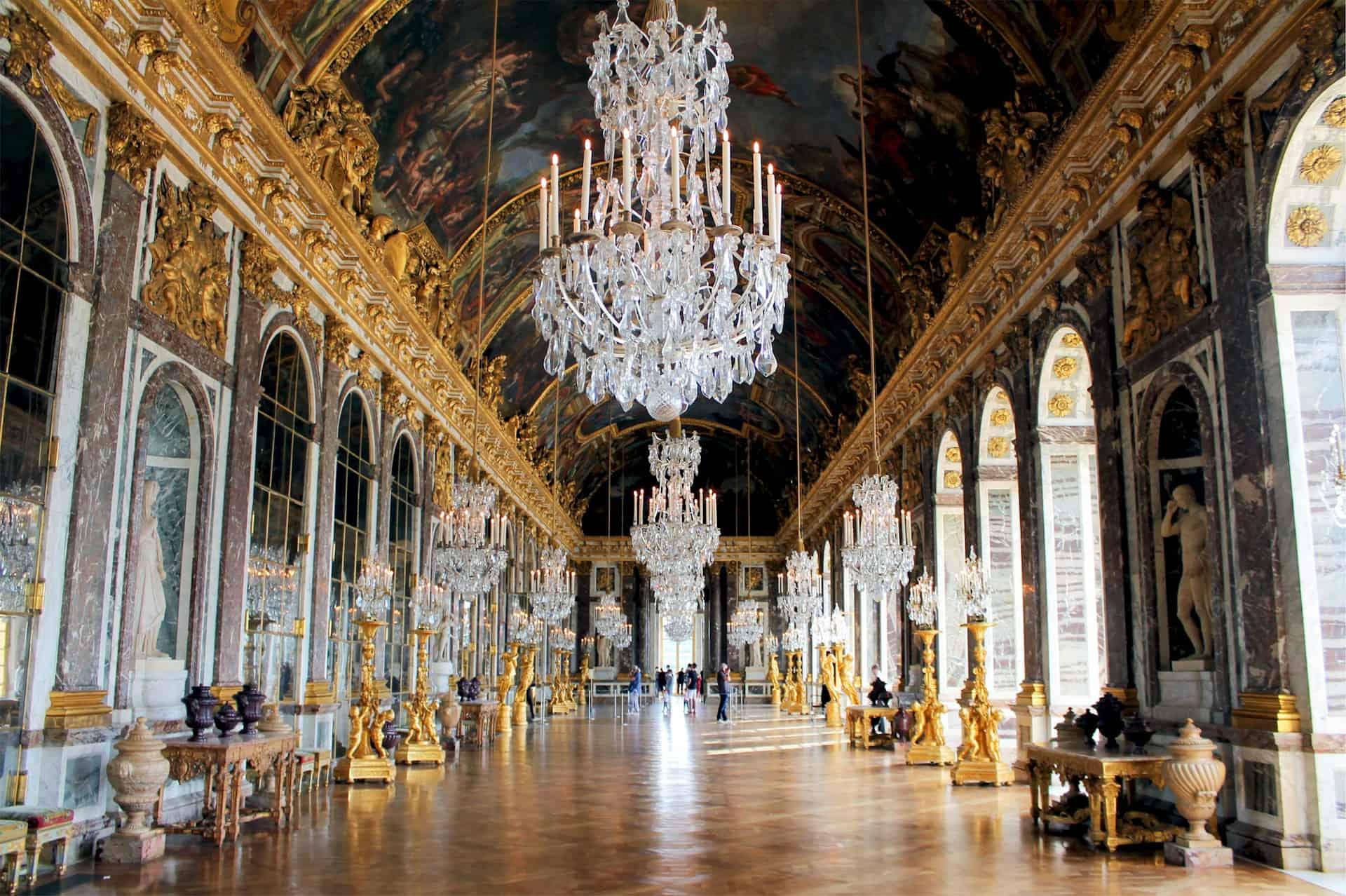 Luxury travelers will appreciate the Hall of Mirrors at Versailles (photo by Jessica Kantak Bailey, Unsplash).