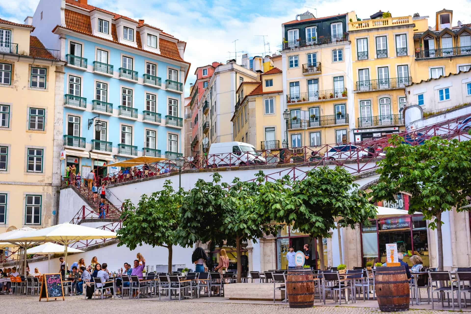 Downtown Lisbon (photo: Paulo Evangelista, Unsplash).