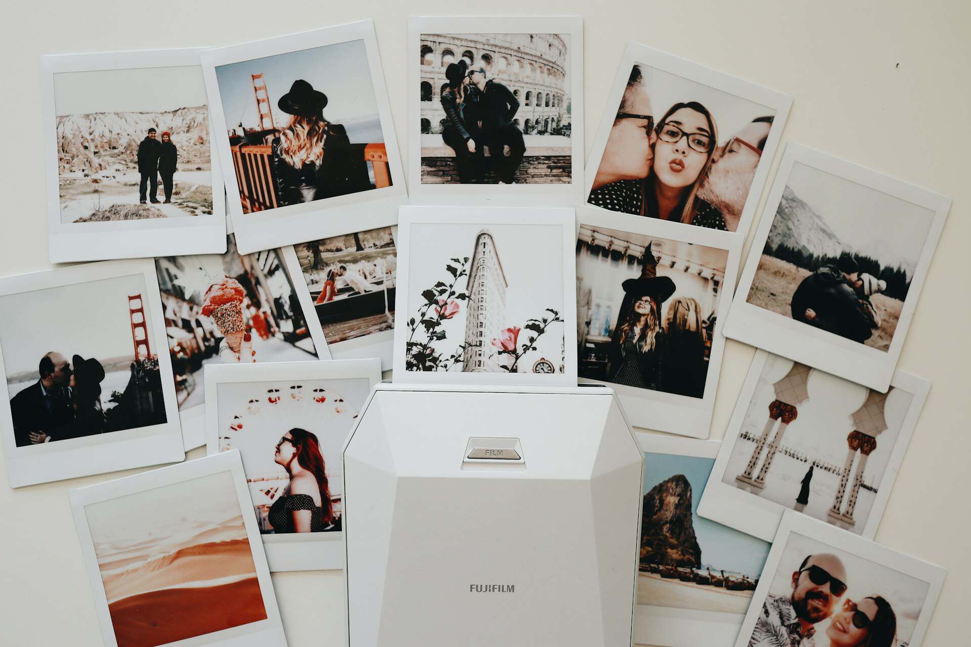 Travel photo collage (photo: Juliana Malta, Unsplash).