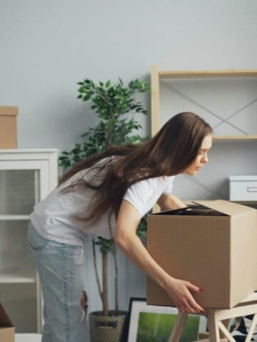 A woman unpacking (photo: Vitaly Gariev).