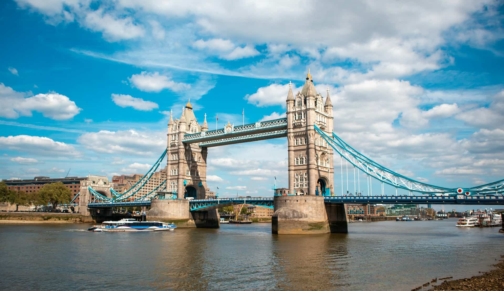 London Bridge (photo: Chan Lee, Unsplash).