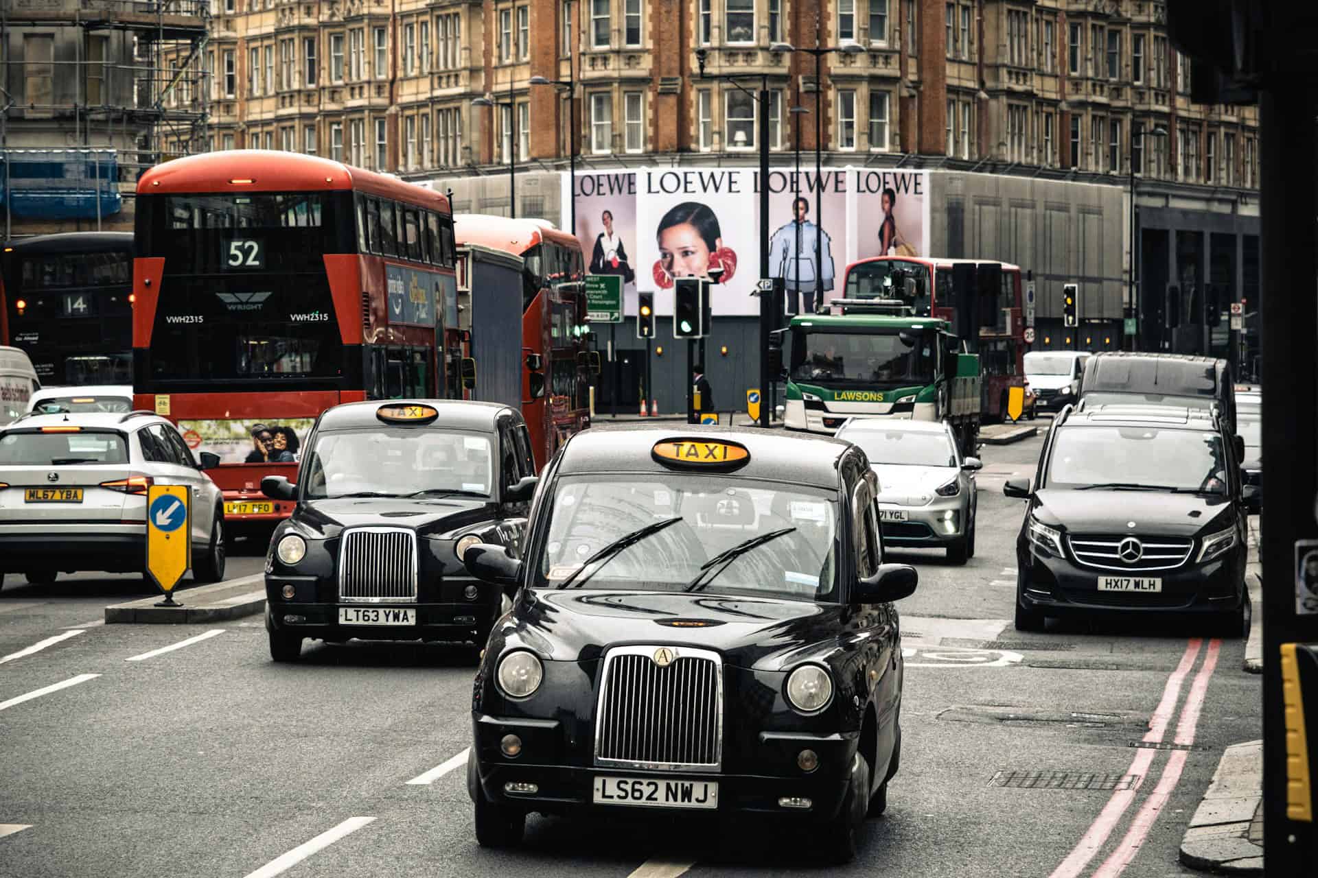 London taxis (photo: Mert Toker, Unsplash).
