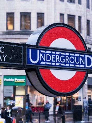 Public subway sign in London (photo: Joseph Balzano, Unsplash).