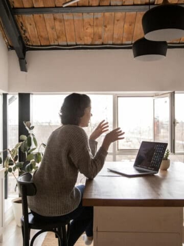 A digital nomad uses an apartment kitchen as her workspace abroad (photo: Katrin Bolovtsova, Pexels).