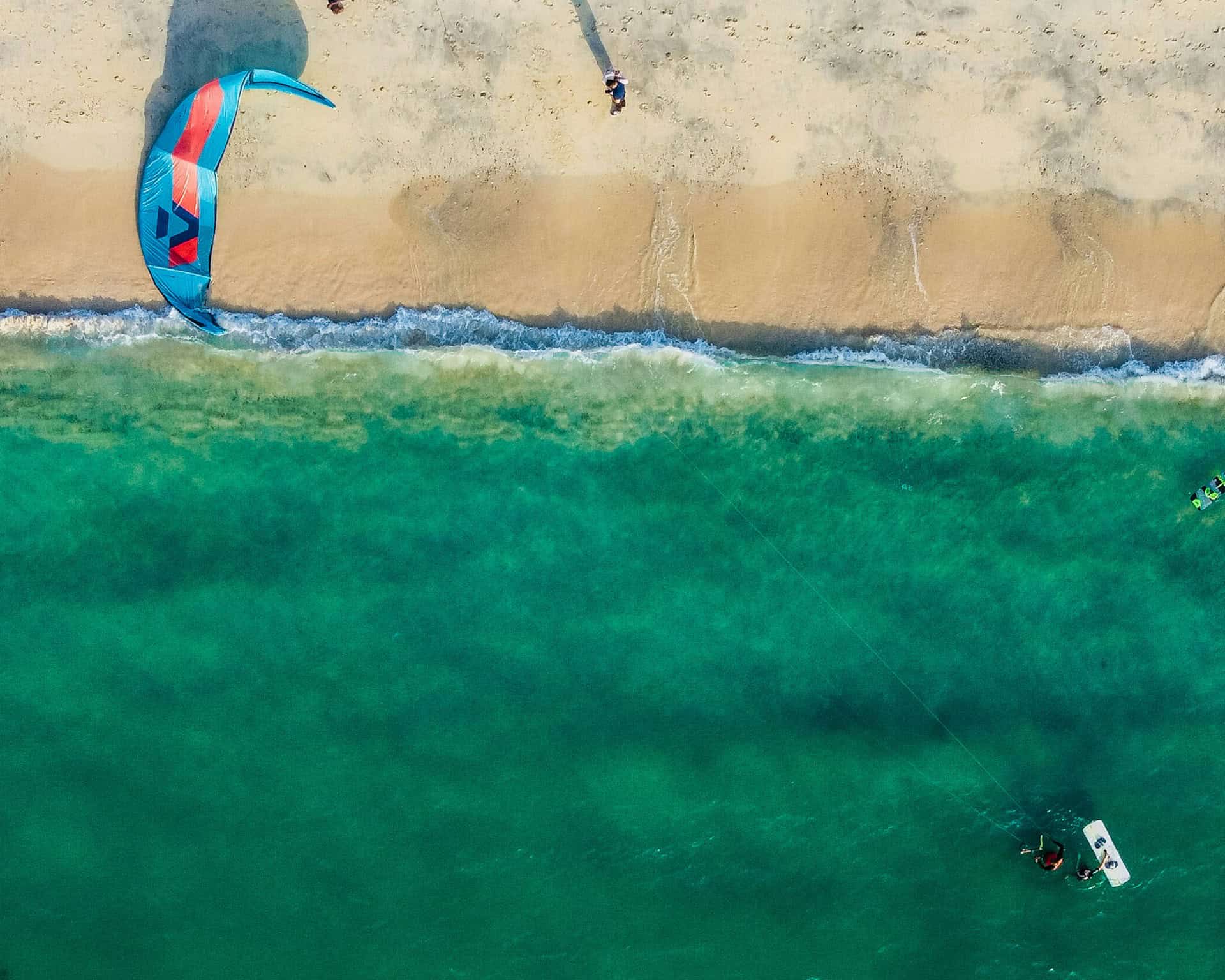 Kitesurfing at Jumeirah Beach (photo: Eslam Tawakol, Unsplash).