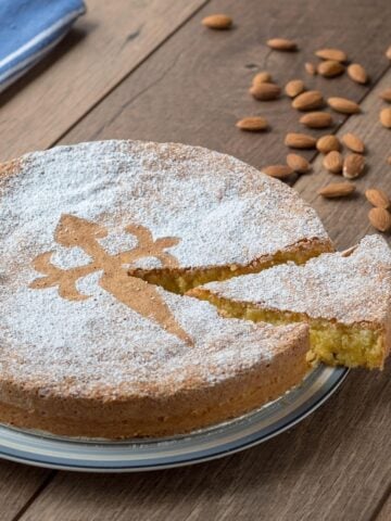 Tarta de Santiago (photo: Nils, Pixabay).