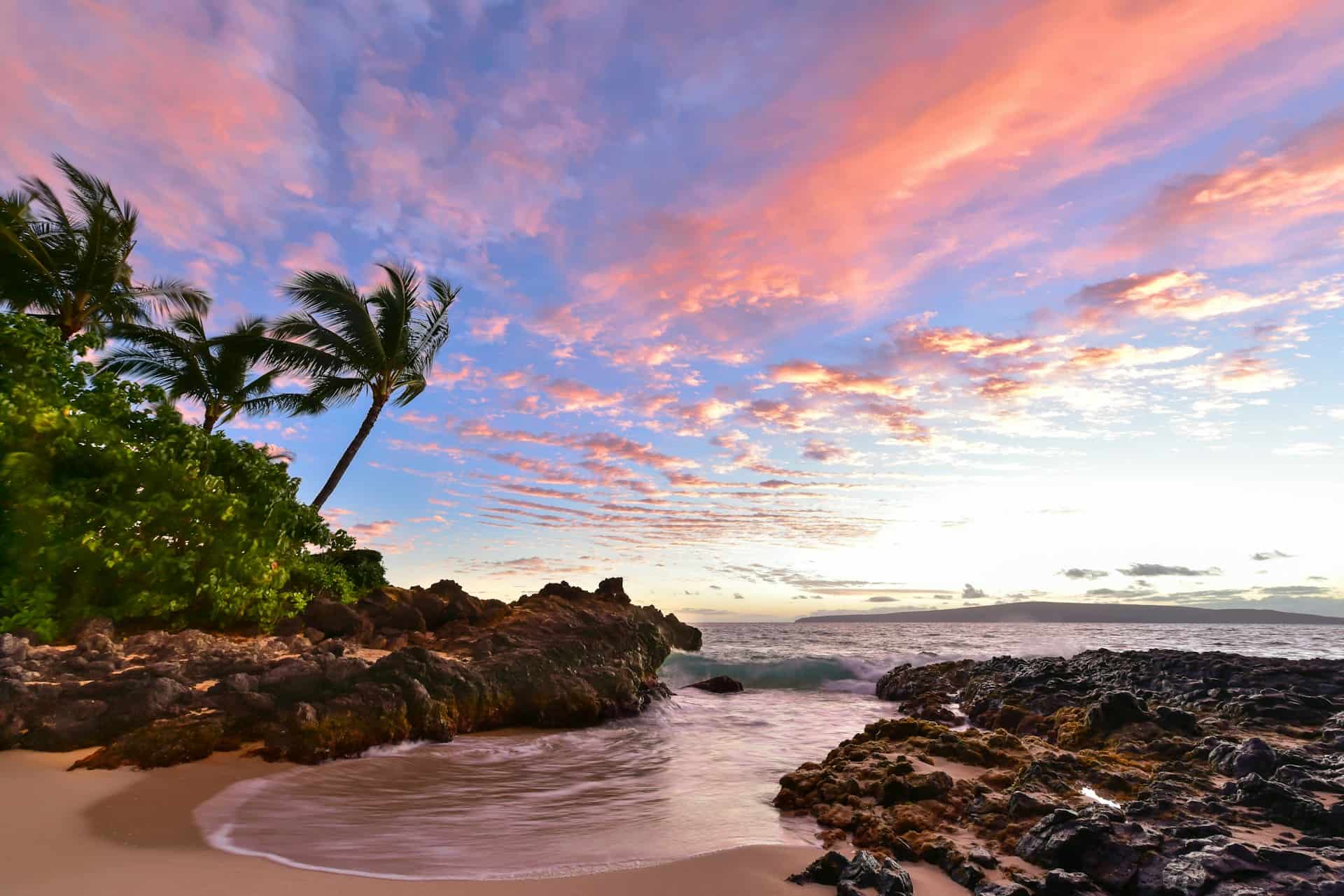 Sunset at Secret Cove Beach (photo: Zetong Li, Unsplash).