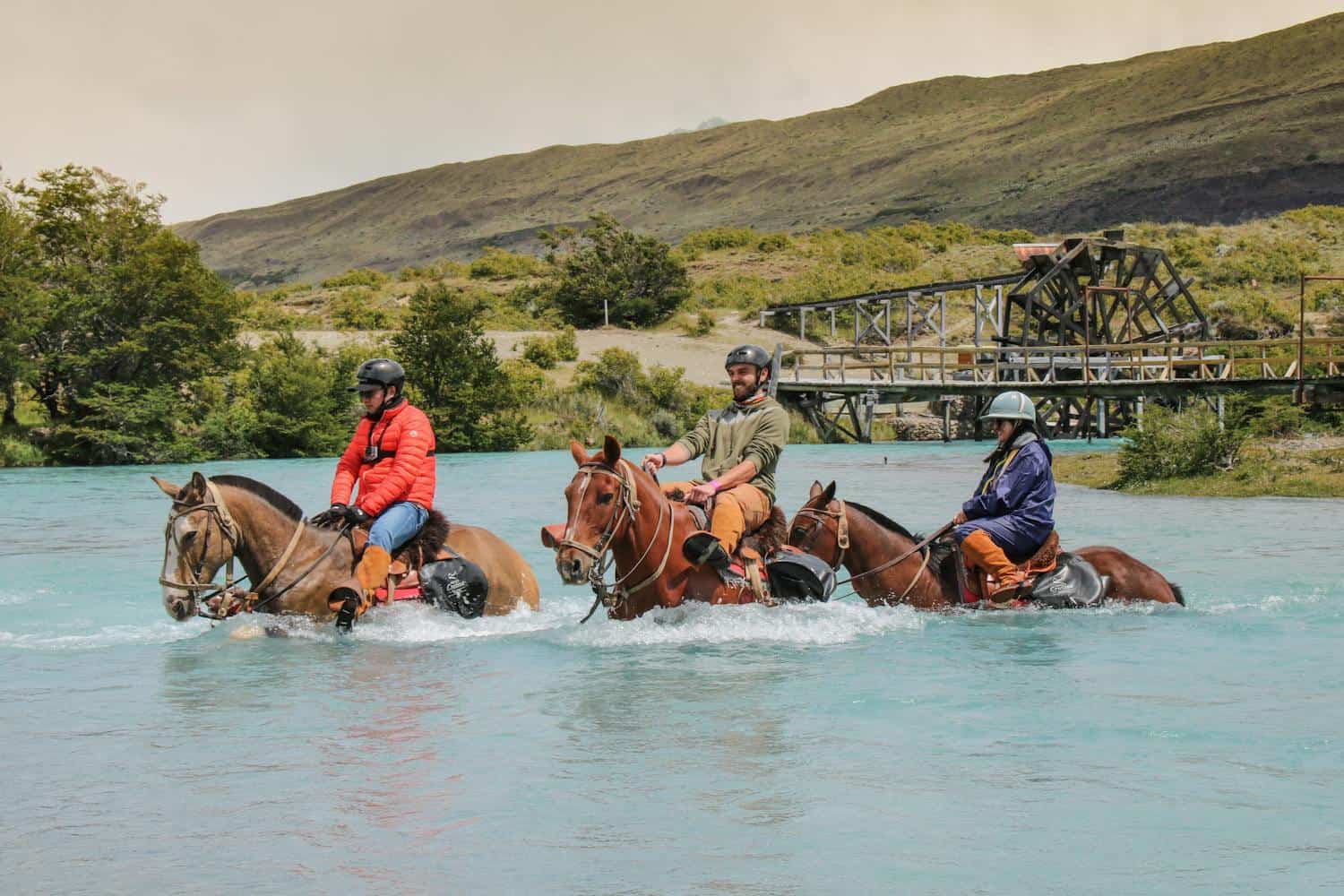 A river crossing on horseback (photo: Nacho Canepa, Pexels).